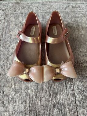 Mini Melissa Girls' Iridescent Rose Gold Mary Janes with Bow